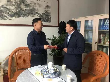 敦煌種業(yè)領(lǐng)導(dǎo)看望慰問公司老干部、老黨員及困難黨員職工