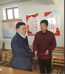 敦煌種業(yè)領(lǐng)導(dǎo)看望慰問公司老干部、老黨員及困難黨員職工
